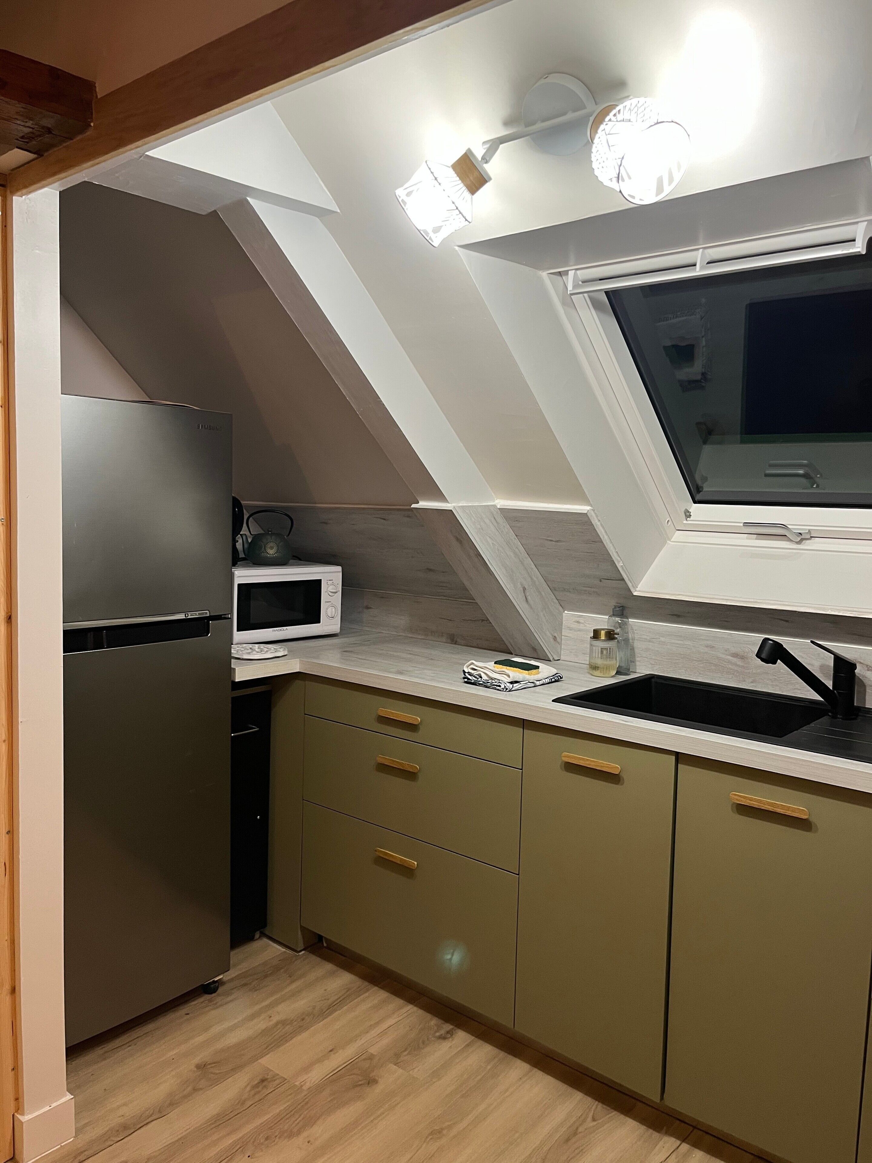 Réfrigérateur, four à micro-ondes, un four, surface de cuisson