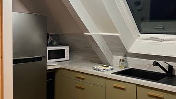 Réfrigérateur, four à micro-ondes, un four, surface de cuisson