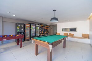 A pool table, a foosball table, and a vending machine with snacks. - Cozy apartment near XV de Novembro street in downtown Curitiba. (Curitiba)