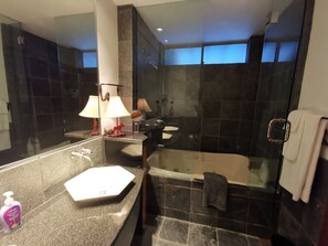 Bañera de hidromasaje, secador de pelo, toallas, jabón