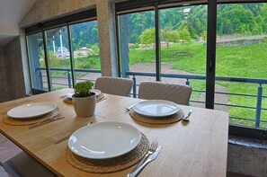 Economy Apartment, Sea View | Tempat makan