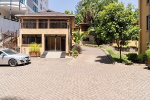 Exterior - Cozy 1-bedroom building in serene Nairobi with AC and fitness room (Nairobi)