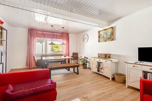 TV - Holiday Home 'Pinki' in Kölzenhain with Private Garden and Wi-Fi (Ulrichstein)