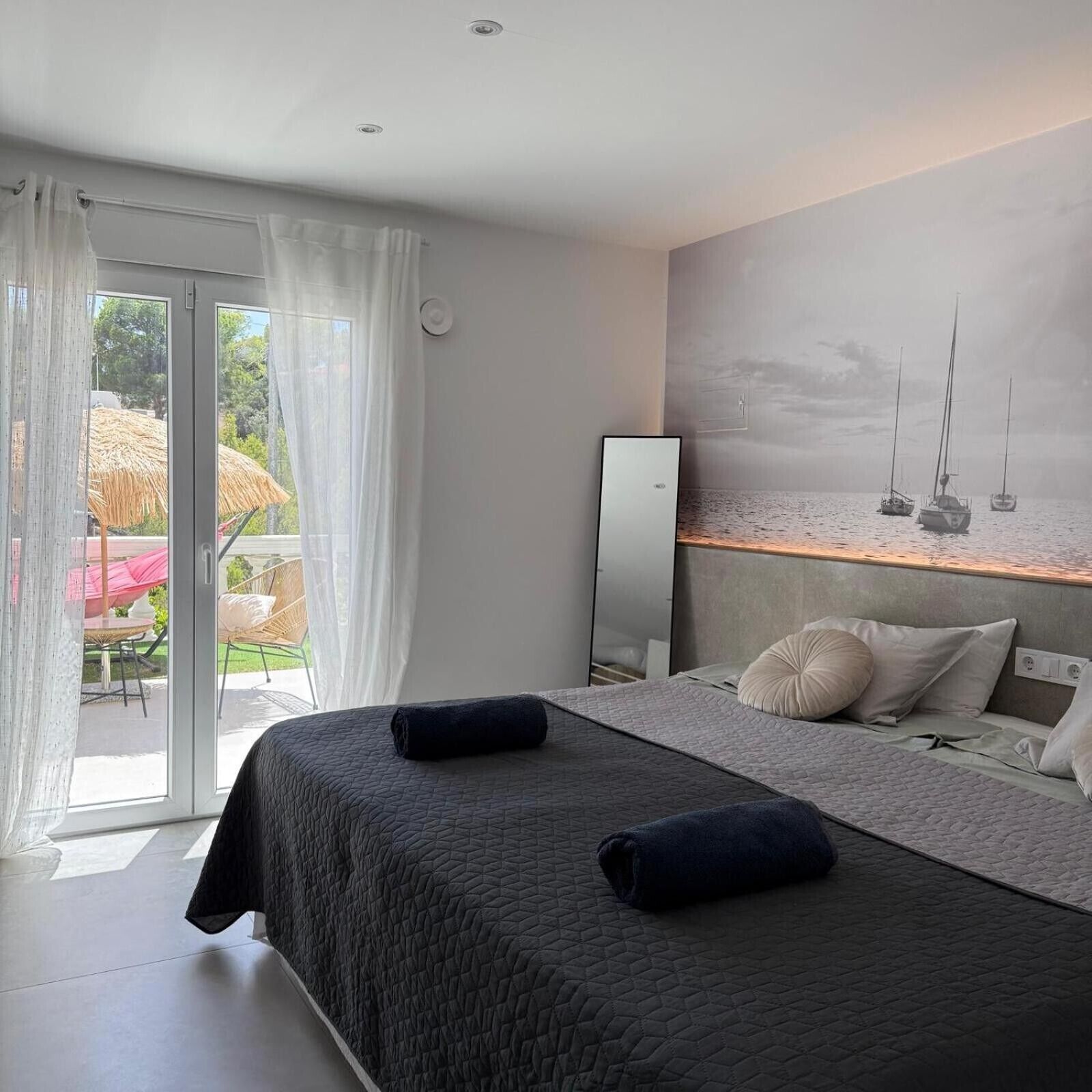 Iron/ironing board, WiFi, bed sheets