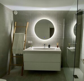 Douche, sèche-cheveux, serviettes fournies