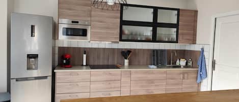 Refrigerador, microondas, horno y parrilla de estufa