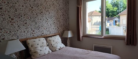 Tabla de planchar con plancha, wifi y ropa de cama