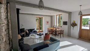 Télévision, cheminée, table de tennis de table