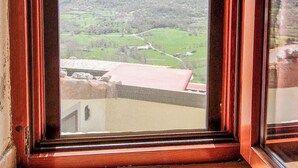 Una ventana con vistas a un paisaje montañoso.