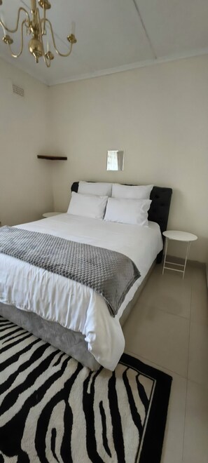 Iron/ironing board, Internet, bed sheets - Spacious family-sized home, beautiful gardens. 5 minutes to ZITF. (Bulawayo)