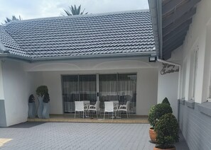 Terrace/patio - Spacious family-sized home, beautiful gardens. 5 minutes to ZITF. (Bulawayo)