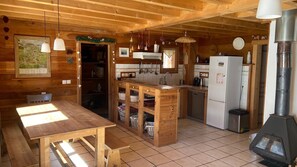 Coffee/tea maker, fridge, microwave, oven - 104m² wooden chalet in the heart of a preserved regional mountain park (Molines en Queyras)