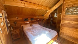 4 bedrooms, free WiFi - 104m² wooden chalet in the heart of a preserved regional mountain park (Molines en Queyras)