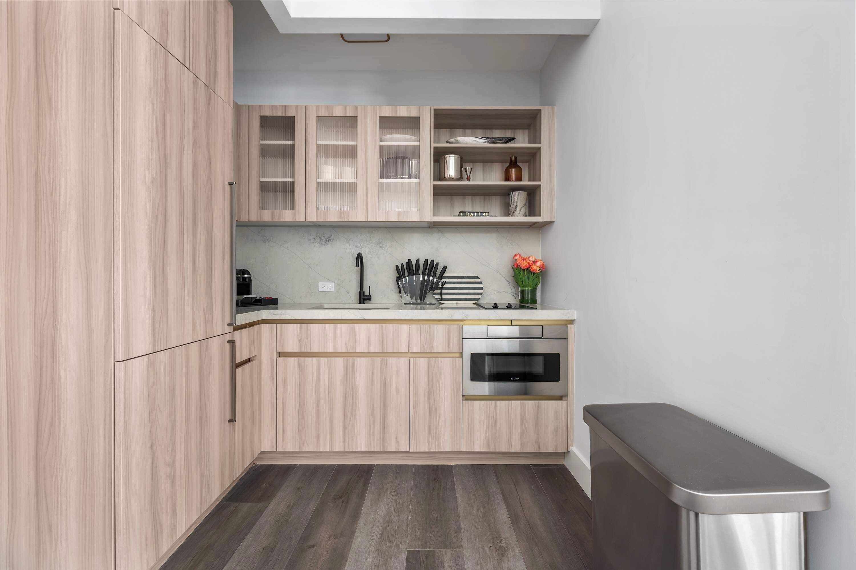 Réfrigérateur, four à micro-ondes, surface de cuisson, lave-vaisselle