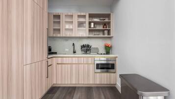 Réfrigérateur, four à micro-ondes, surface de cuisson, lave-vaisselle