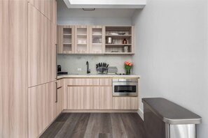 Kühlschrank, Mikrowelle, Herdplatte, Geschirrspüler
