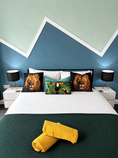 Central Two Bedroom House - Free Parking - Wi-Fi