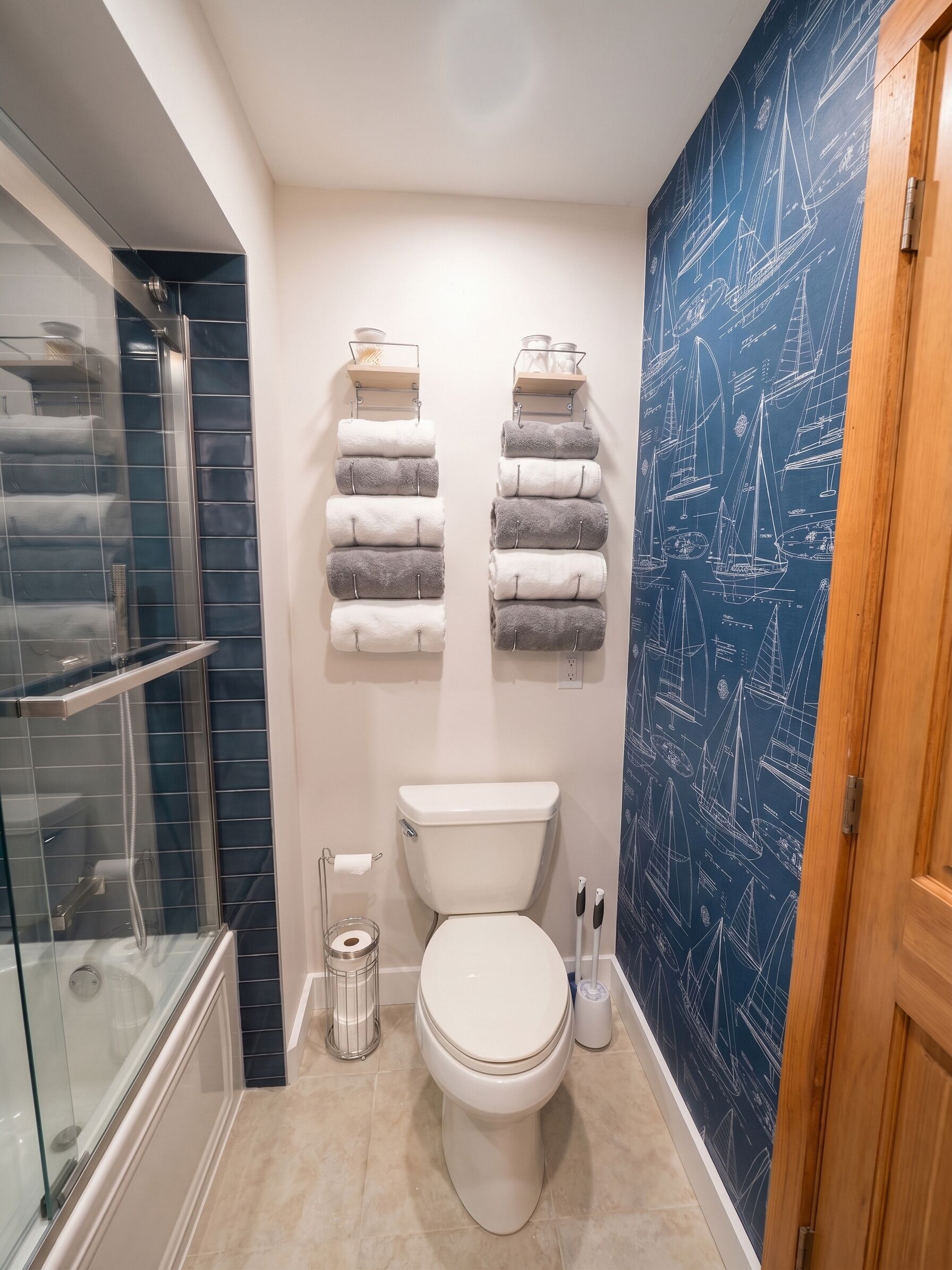 Haartrockner, Handtücher, Seife, Toilettenpapier