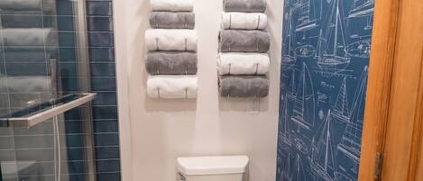 Haartrockner, Handtücher, Seife, Toilettenpapier