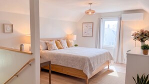 Room - Spacious Coastal 4-BR Retreat Walk to Beach & Pier Pet Friendly (Old Orchard Beach)