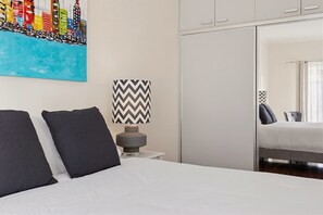 Iron/ironing board, WiFi, bed sheets - Family-Friendly 4-Bed Home with Parking (Seacombe Gardens)