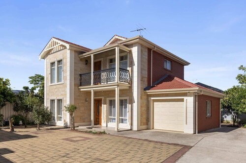 Family-Friendly 4-Bed Home with Parking
