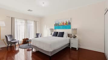 4 bedrooms, iron/ironing board, WiFi, bed sheets