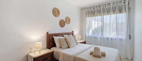 4 bedrooms, iron/ironing board, WiFi, bed sheets