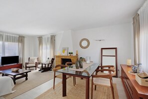 Interior - Holiday Home 'Casa Del Mar Costa Daurada' with Sea View, Wi-Fi and Air Conditioning (Les Salines)