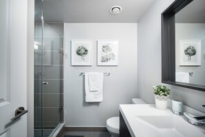 Hair dryer, towels, soap, shampoo - Executive 3BR Skyline View Condo w/ Sauna, Parking (Toronto)