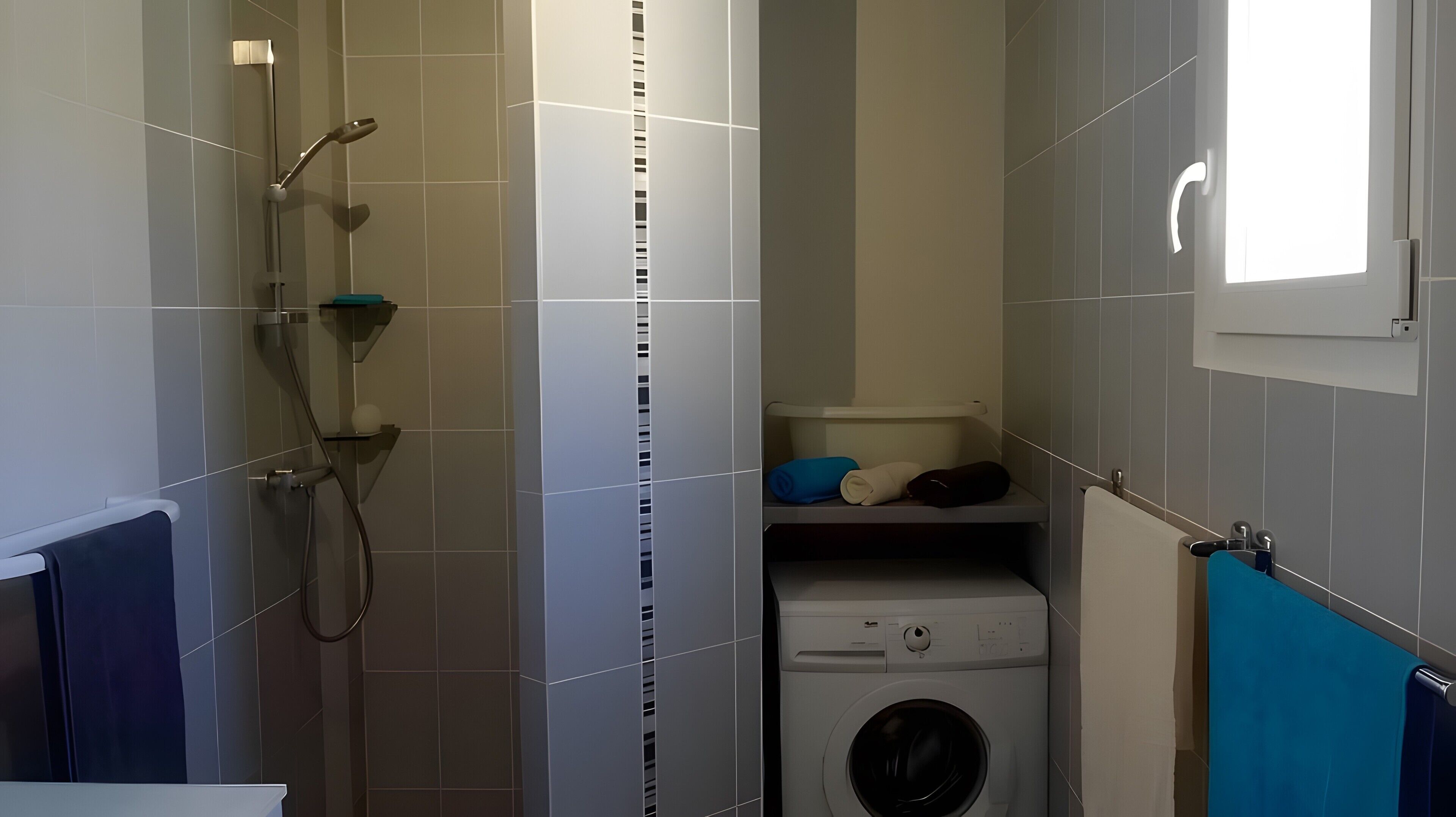 Een douche, een haardroger, handdoeken