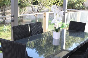 Outdoor dining - House with Pool in Anduze – Peace, Nature, and Relaxation (Anduze)