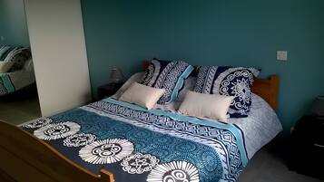 Tabla de planchar con plancha, wifi y ropa de cama