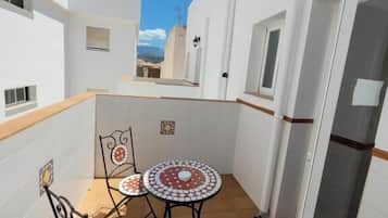 Quarto casal, 1 cama King, sacada, vista para a cidade | Opções para refeição ao ar livre