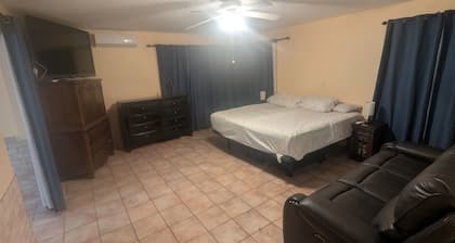 Peaceful Retreat in the Ranch with Adjustable Queen Bed and Jacuzzi