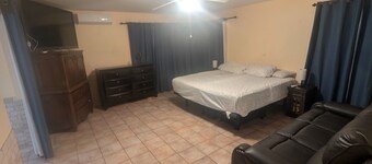 Peaceful Retreat in the Ranch with Adjustable Queen Bed and Jacuzzi