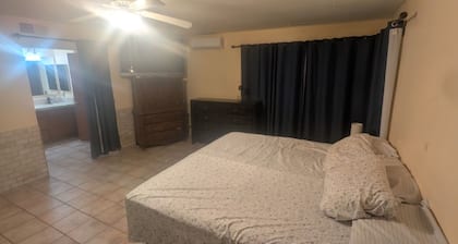 Peaceful Retreat in the Ranch with Adjustable Queen Bed and Jacuzzi