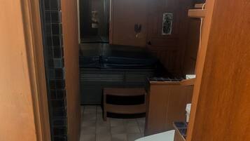 Douche, sĂšche-cheveux, serviettes fournies, savon