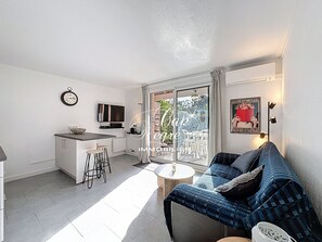 TV - Charming T2 cabin for 4 people renovated with garden, pool and beach walk to Cavalière (Le Lavandou)