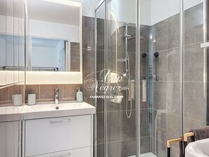 Shower, hair dryer - Charming T2 cabin for 4 people renovated with garden, pool and beach walk to Cavalière (Le Lavandou)