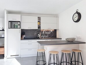 Fridge, microwave, oven, dishwasher - Charming T2 cabin for 4 people renovated with garden, pool and beach walk to Cavalière (Le Lavandou)