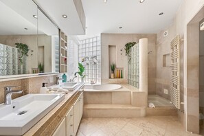 Shower, hair dryer, towels - Villa Golf View | 5 bedrooms | Pinhal Golf Course | Vilamoura (Vilamoura)