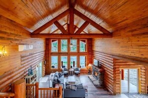 Living area - Tranquil River Front log cabin retreat (Gates)