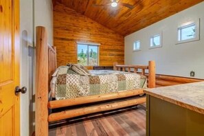 3 bedrooms, WiFi - Tranquil River Front log cabin retreat (Gates)