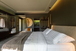 Ein modernes Schlafzimmer mit einem großen Bett, einem Spiegel, einer runden Wanddekoration und Blick auf Grün.