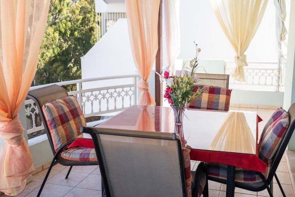 Maison, balcon, vue jardin | Restauration extérieure