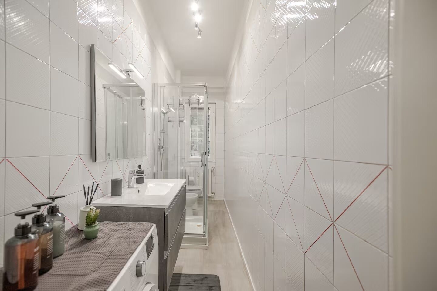 Douche, sèche-cheveux, bidet, serviettes fournies