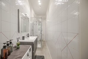 Douche, sèche-cheveux, bidet, serviettes fournies