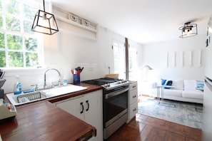 Fridge, oven, stovetop, coffee/tea maker - 0.3 Miles from The Boatslip. 1 designated parking spot (Provincetown)