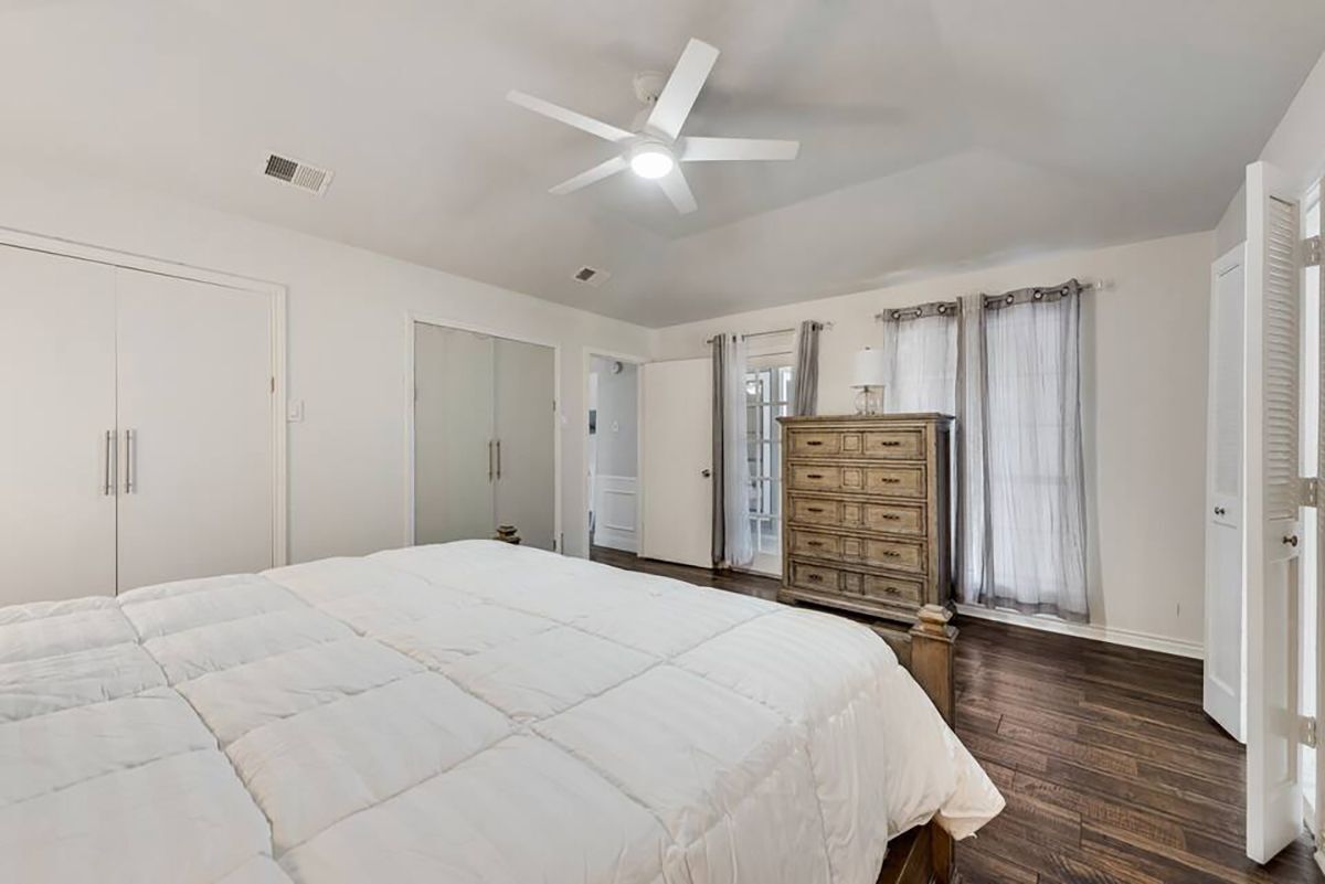 Tabla de planchar con plancha, wifi, ropa de cama